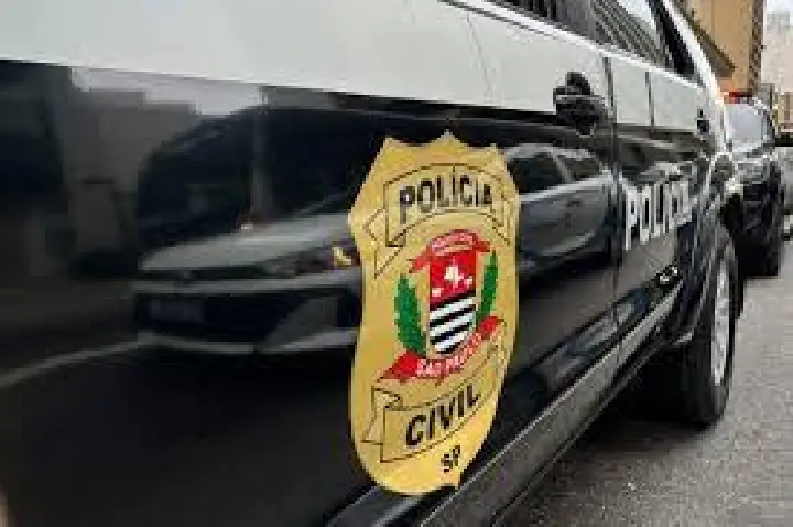 Mãe se depara com o corpo da filha, esfaqueada semanas após o pai