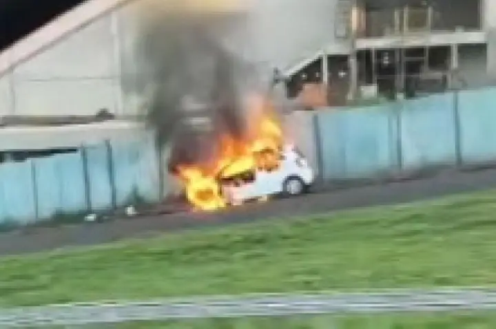 Manhã começa em Bauru com carro pegando fogo na Nações; VÍDEO