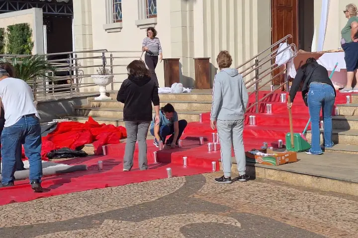 Mãos que acolhem a fé: O trabalho comunitário por trás do Corpus Christi em Pirajuí