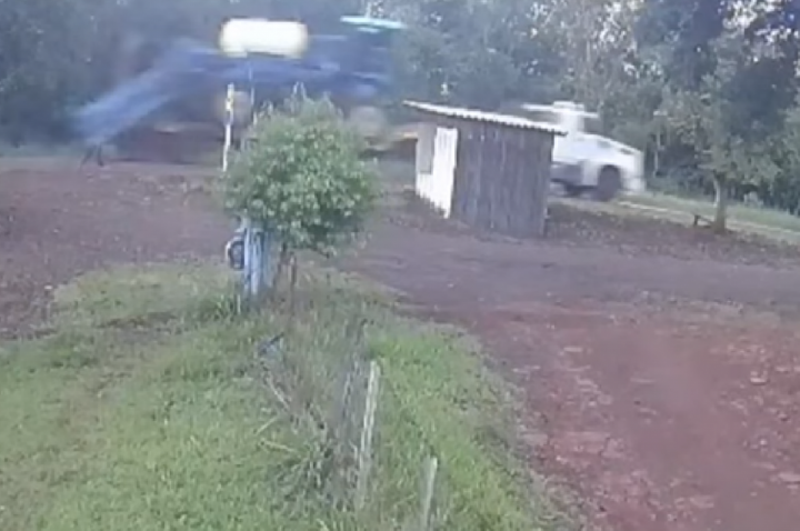 Máquina agrícola arremessa e mata menino a caminho da escola