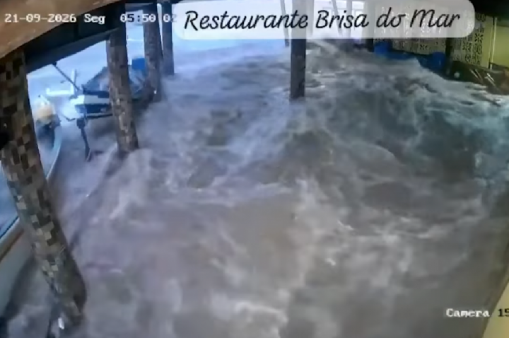 Mar avança sobre praias, restaurante e destrói barcos em SC; VEJA