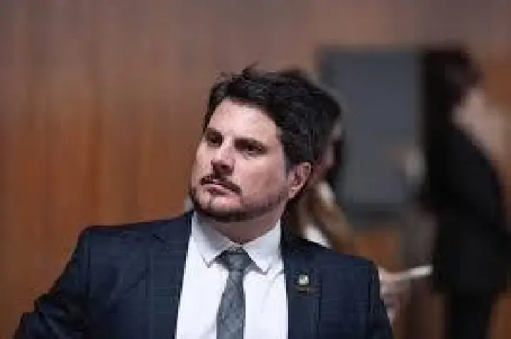 Marcos do Val faz live com ataques a Alexandre de Moraes