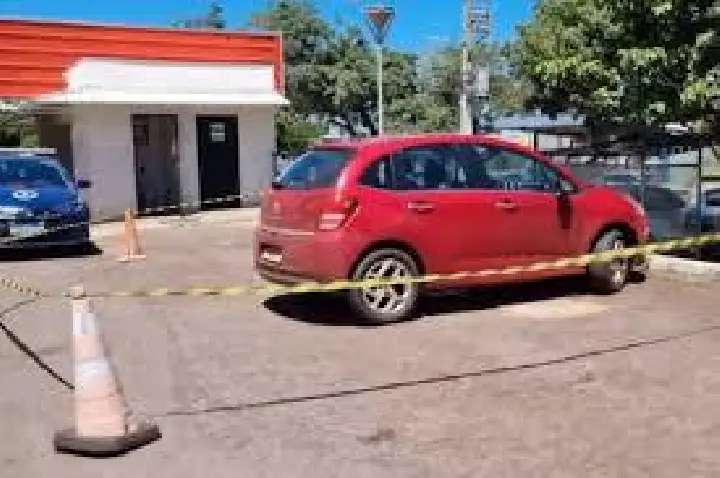 Mau cheiro leva à descoberta de corpo de idoso em carro de UPA