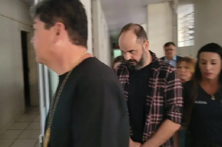 Médico réu por crimes sexuais é alvo de novo inquérito com mais duas acusações