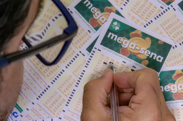 Mega-Sena acumula e premiação vai a R$ 165 milhões no domingo