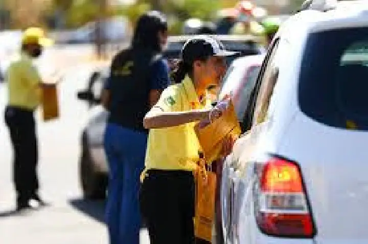 Melhor lugar de criança no carro é o meio do banco de trás