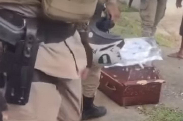 Membros de facção invadem enterro e atiram em caixão; VÍDEO