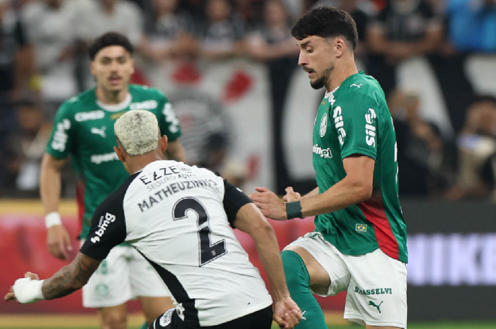 Memphis perde pênalti, Flaco marca e Palmeiras vence Corinthians