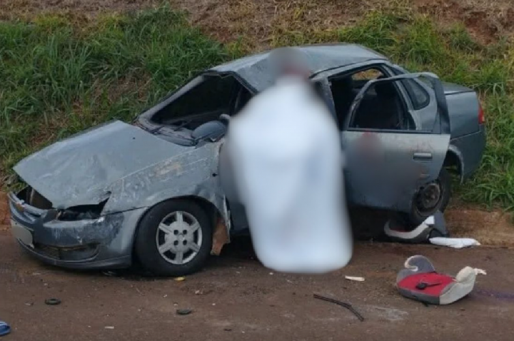 Menina de 4 anos e motorista de aplicativo morrem em capotamento