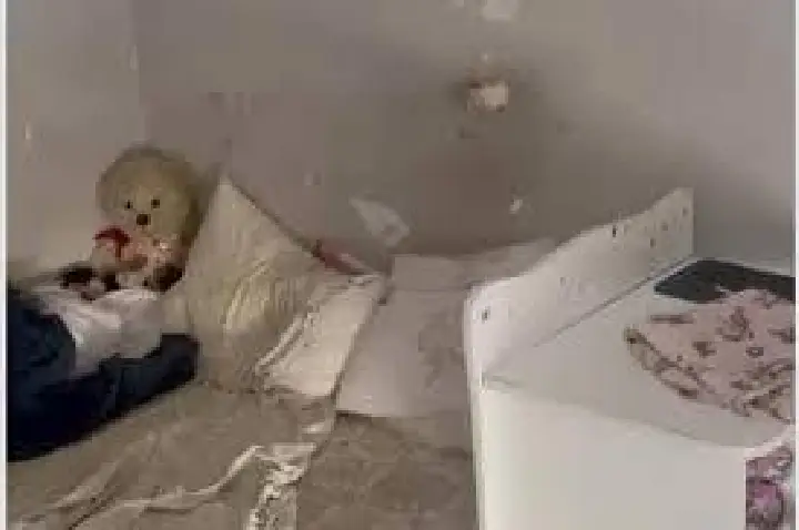 Menina de 6 anos mantida presa pelos pais não aprendeu a falar