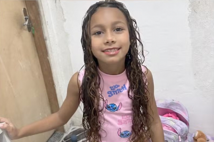 Menina de 7 anos morre baleada na cabeça durante invasão em casa