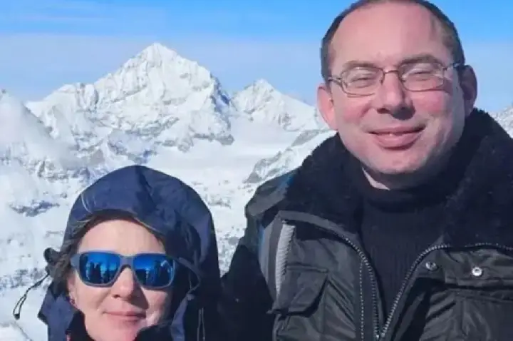 Menina é suspeita de matar os pais e enviar fotos a amigos