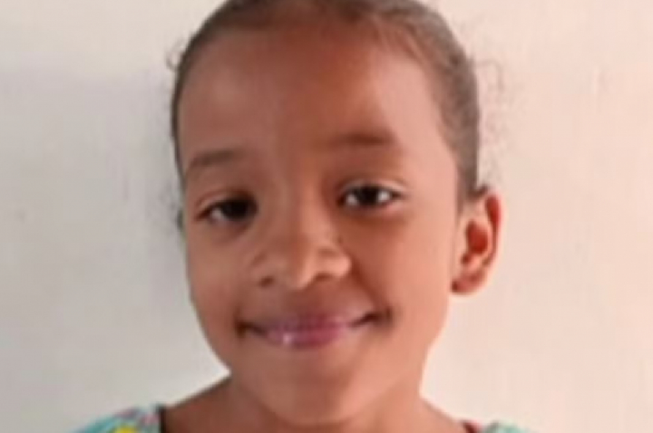 Menina morre após ser jogada em piscina para 'brincadeira'