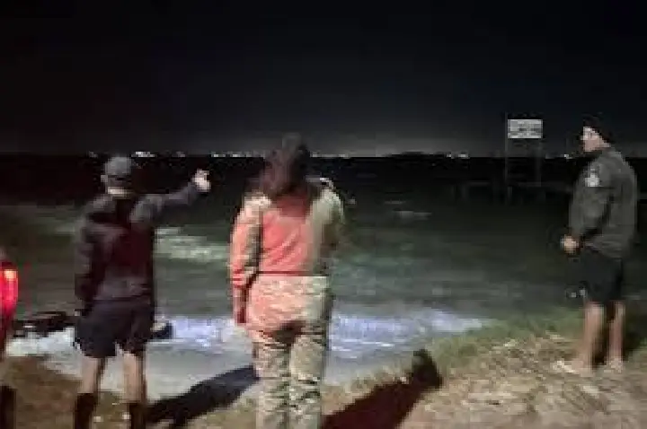 Menino de 11 anos sobrevive após 8 horas à deriva no mar