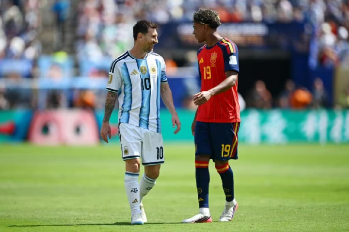 Messi se esconde, e Yamal chama o jogo no duelo entre gerações