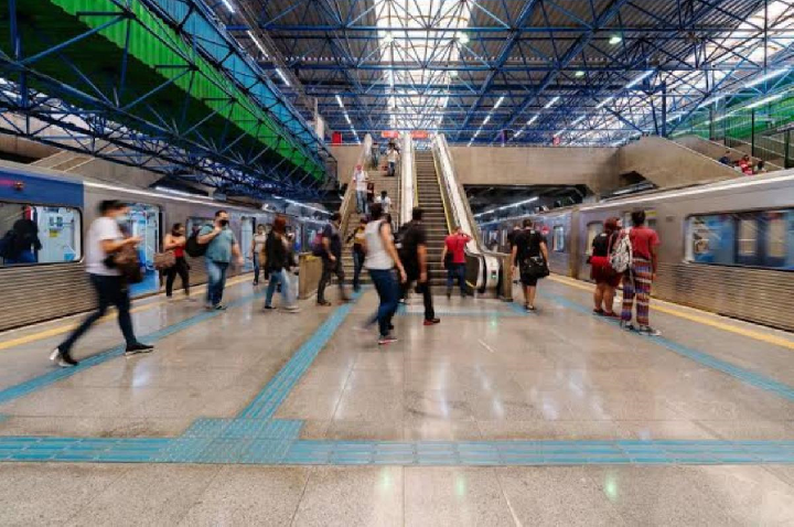 Metrô vai substituir escadas rolantes por baterias de elevadores