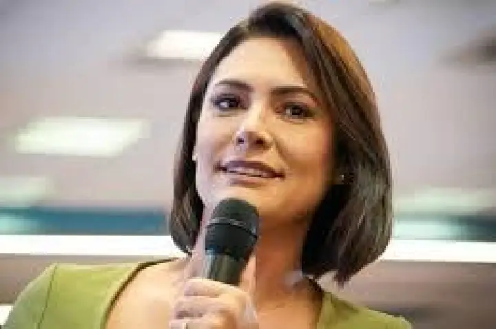 Michelle admite hipótese de se candidatar e promete ser leoa