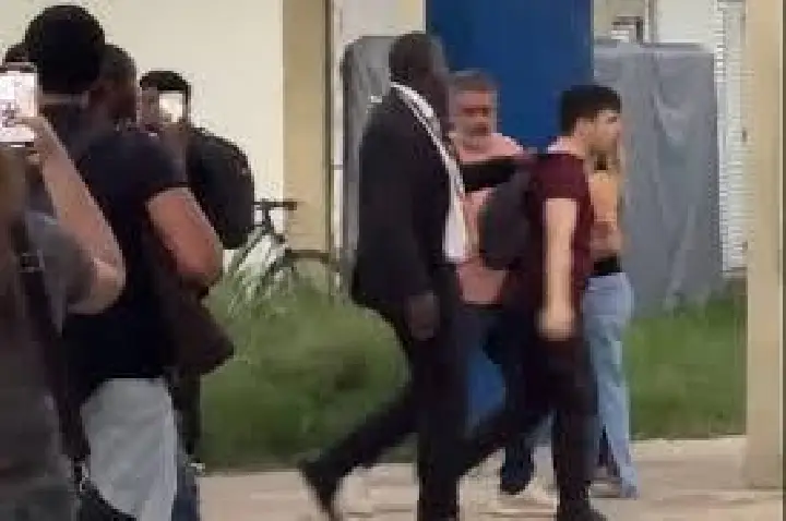 Militantes de direita são agredidos e expulsos de universidade