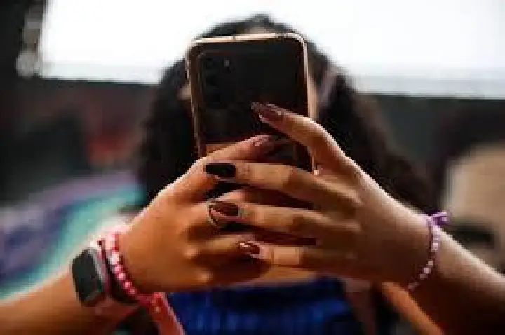 'Minha filha se cortava em lugares que a roupa escondia', diz mãe