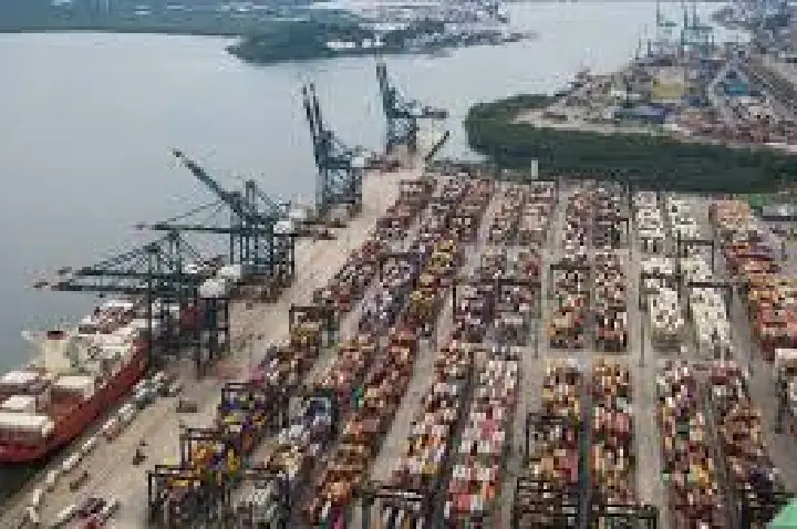 Ministério revisa para baixo projeção de superávit comercial