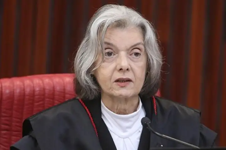 Ministra Cármen Lúcia diz que democracia impõe transparência