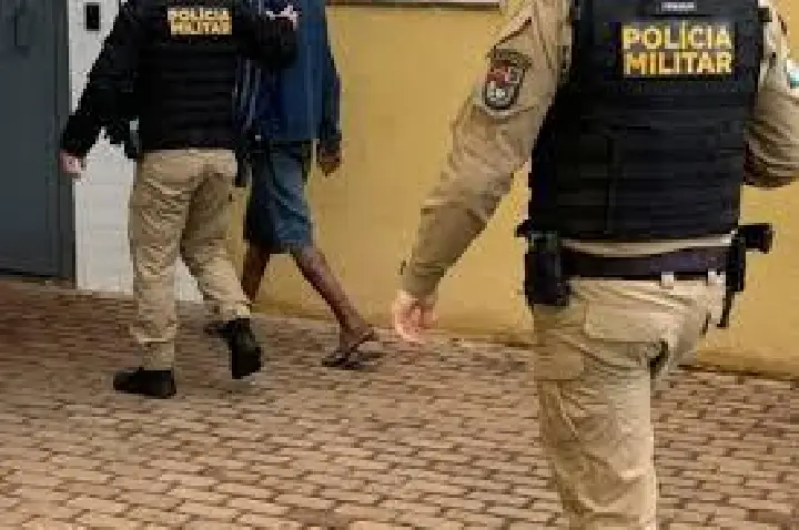 Morador de rua com CNH furta ônibus e embarca passageiros; VÍDEO