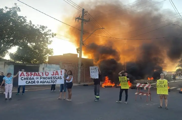 Moradores da Bela Olinda queimam pneus em protesto; VÍDEO