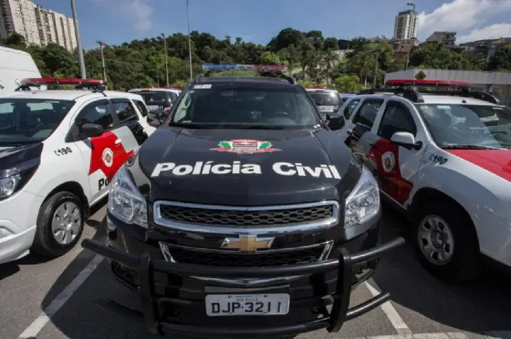 Moradores encontram crianças mortas dentro de carro