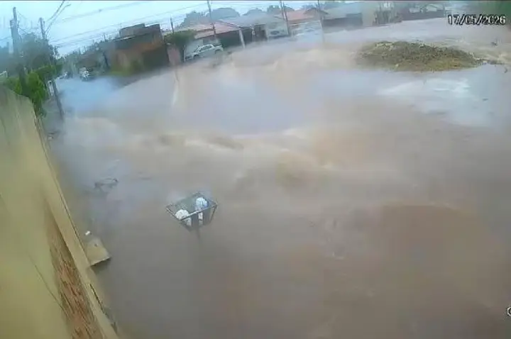 Moradores vivem drama com enchentes a cada chuva em Bauru; VÍDEO