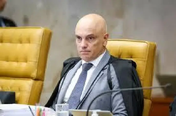 Moraes dá bronca em ex-chefe do Exército durante depoimento