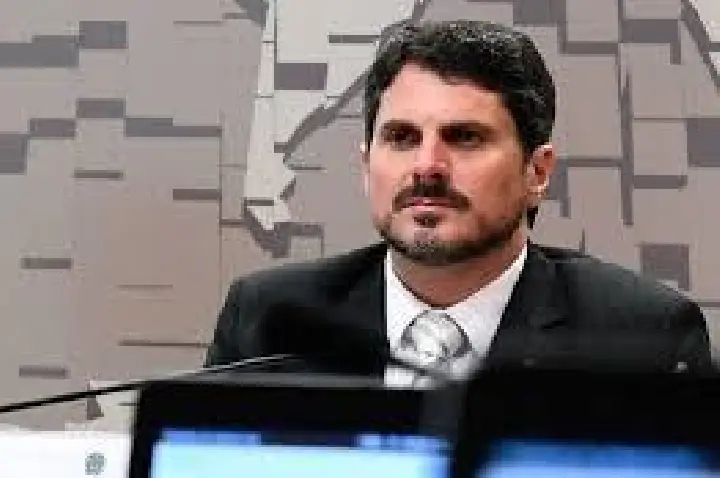 Moraes determina bloqueio de contas do senador Marcos do Val