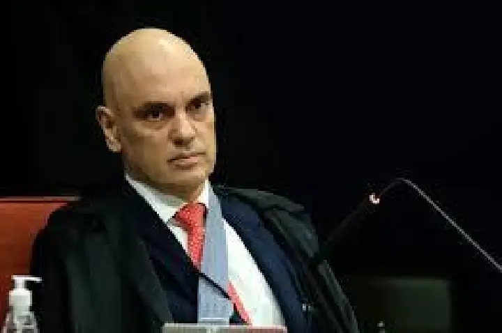 Moraes diz que Eduardo Bolsonaro interfere em processo na Corte