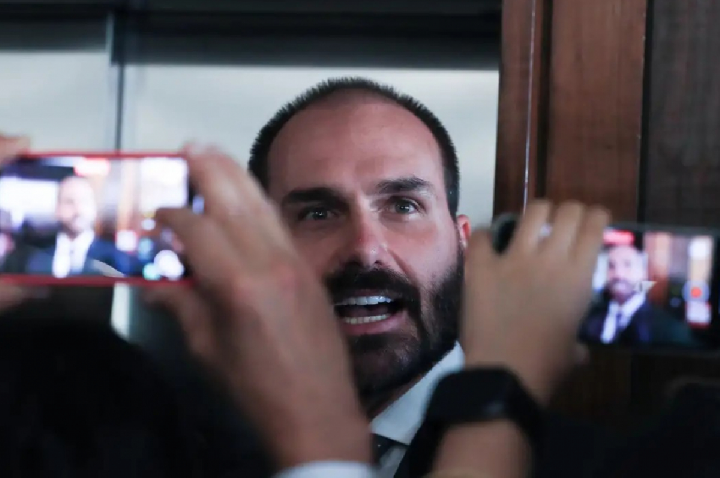 Moraes marca depoimento de Eduardo Bolsonaro em processo no STF