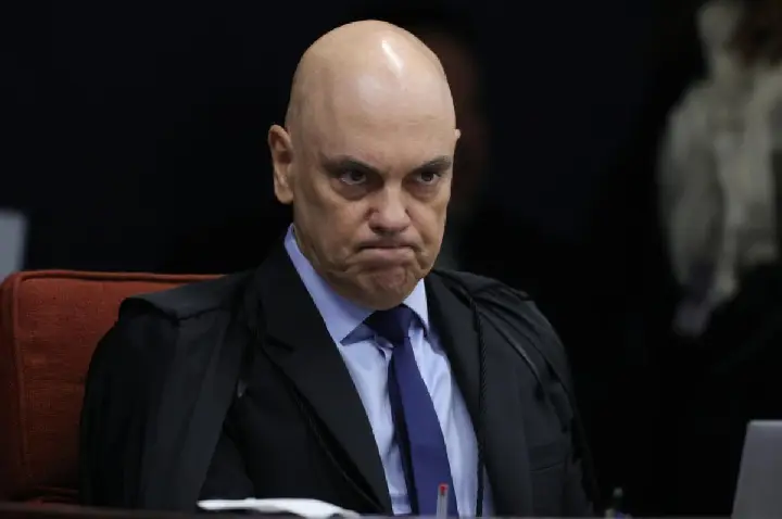 Moraes pede resposta da PGR sobre domiciliar de Bolsonaro