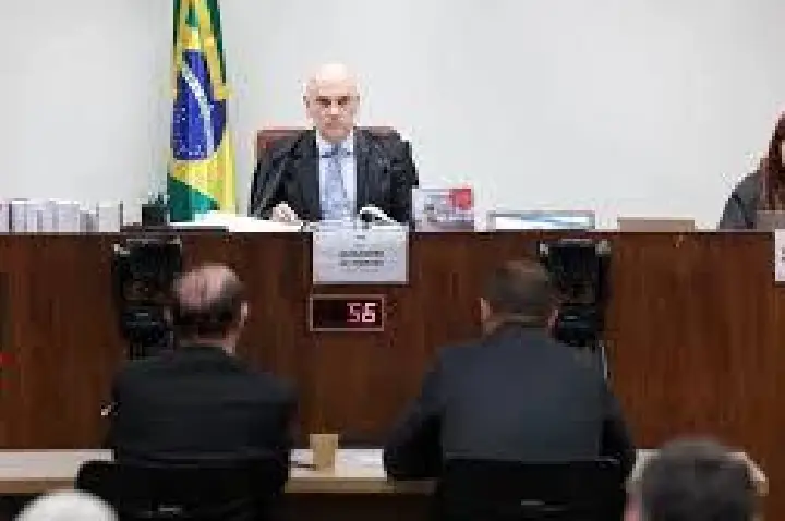 Moraes revoga proibição de réus da trama golpista de se falarem