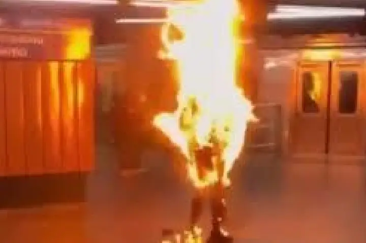 Morre idoso que ateou fogo ao próprio corpo no Metrô de SP