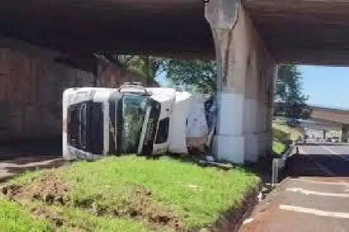 Morre motorista de caminhão que tombou em rodovia de Bauru