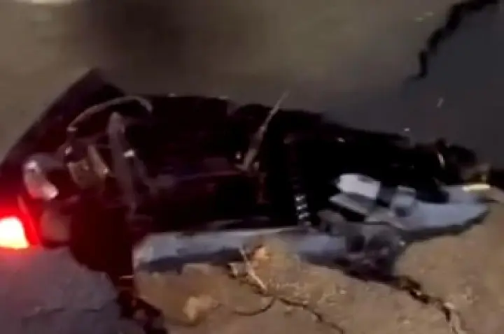 Moto fica 'enterrada' sob placas de asfalto na Nações; VÍDEO