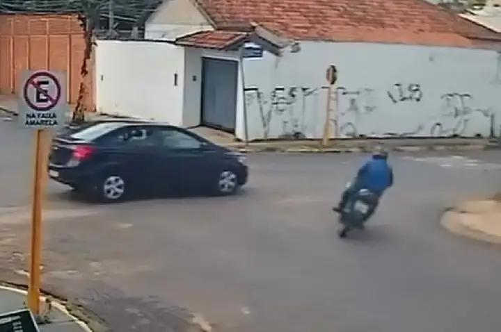 Motociclista habilidoso escapa de acidente em Bauru; VÍDEO