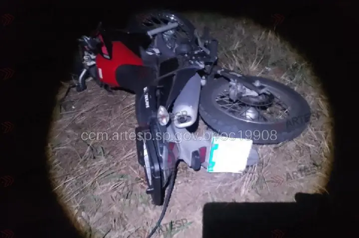 Motociclista morre após bater em canaleta, cair e ser atropelado