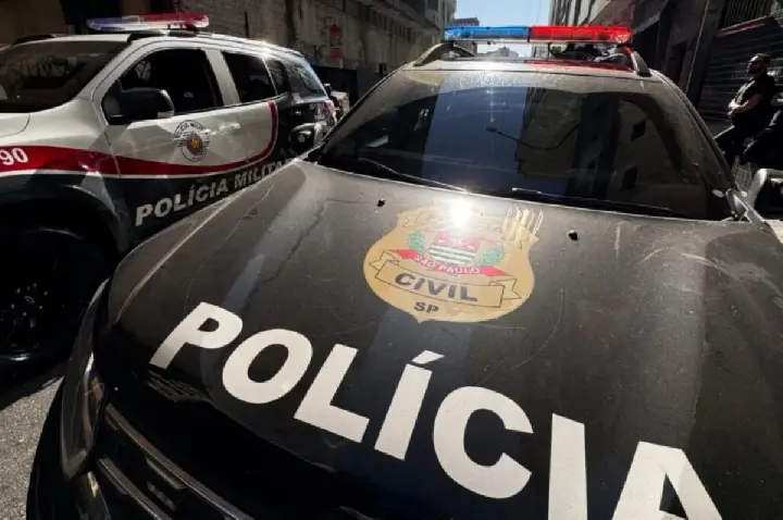 Motociclista morre após bater violentamente contra poste