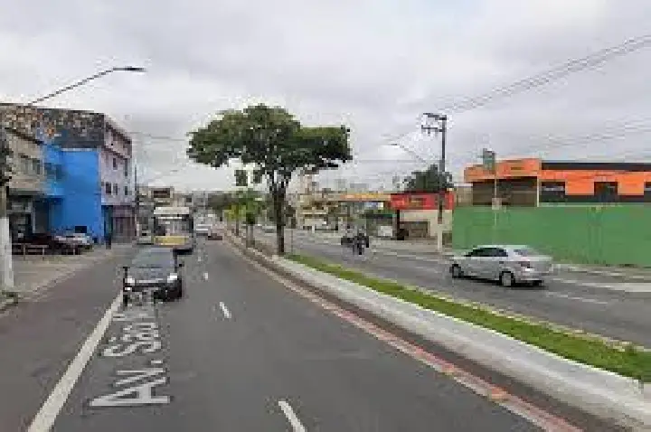 Motociclista morre degolado após se enrolar em fio de poste