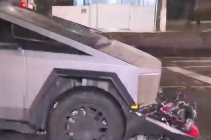 Motociclista morre em colisão com carro futurista da Tesla