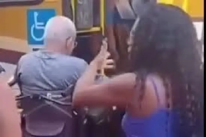 Motorista ajuda cadeirante e mulher reclama de atraso; VÍDEO