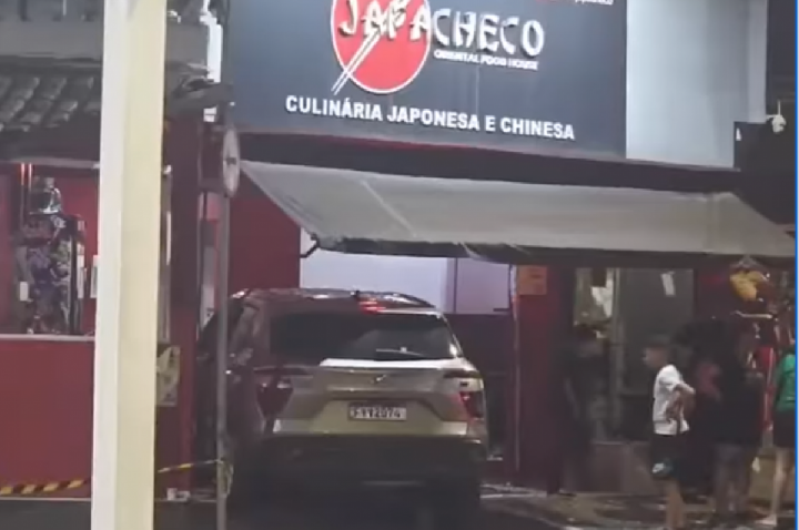 Motorista bêbado fere mulher e criança e continua bebendo; VÍDEO