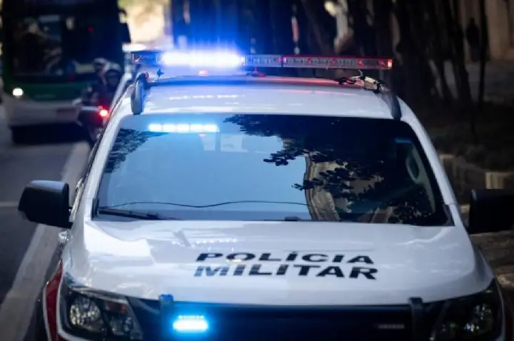 Motorista de 32 anos foge após atropelar duas pessoas em moto