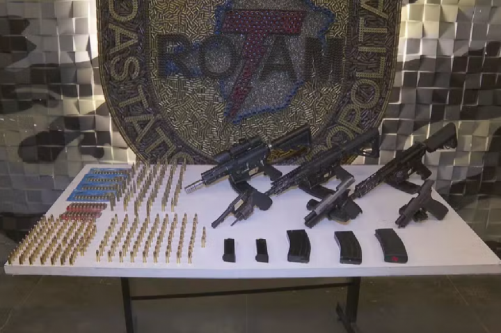 Motorista de aplicativo é presa com fuzis e granadas