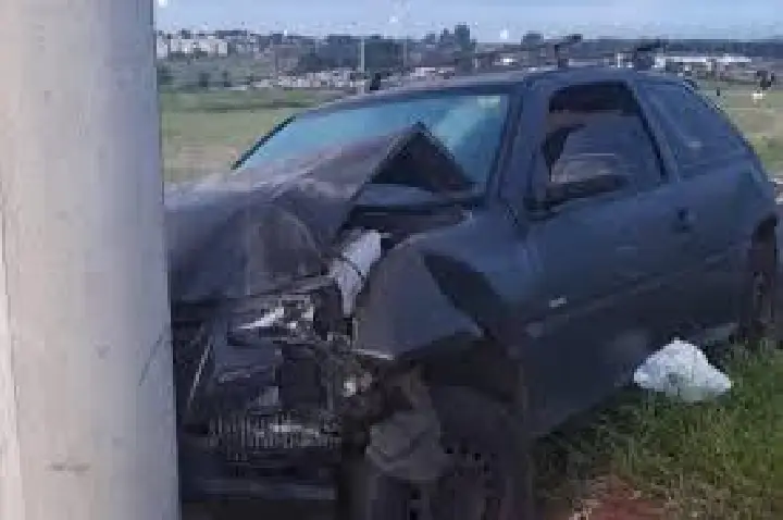 Motorista de Bauru destrói frente de carro em poste
