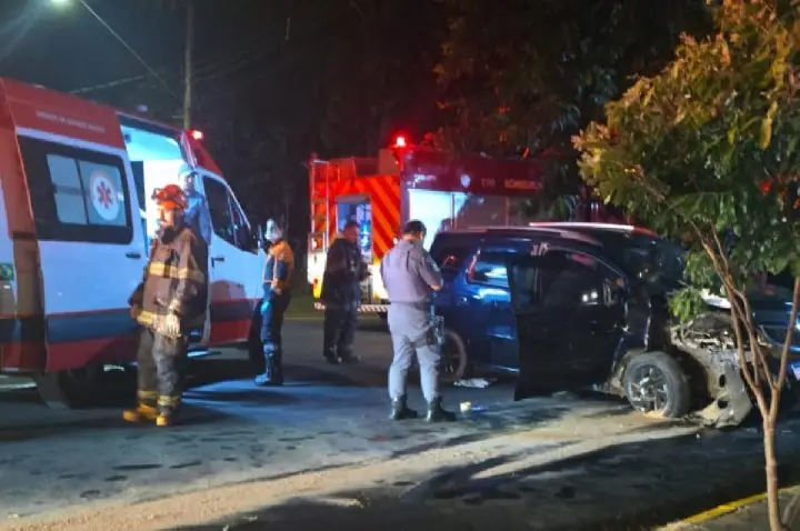 Motorista de Bauru mata pedestre, foge e bate o carro em árvore