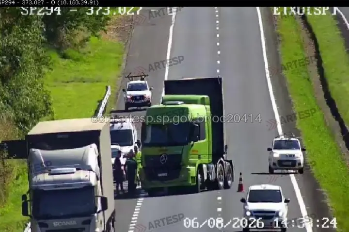 Motorista de carreta cochila e provoca acidente na Bauru-Marília